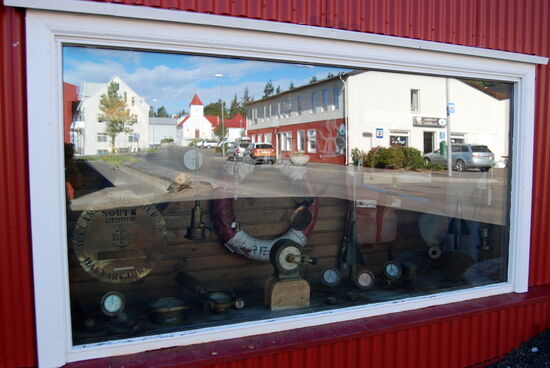 Fenster des Museums mit Straßen von Neskaupstaður