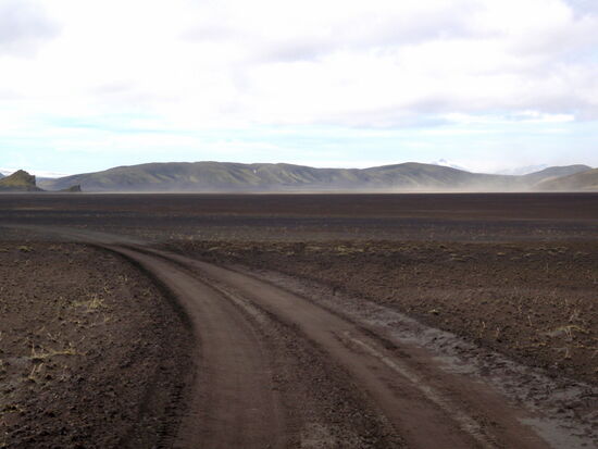als wir zum Sandergebiet der Brennivínskvísl kamen, sahen wir in der Entfernung aufgewirbelten Sand