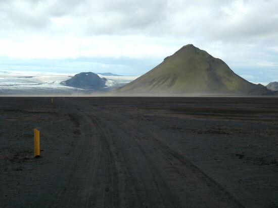 fast schnurgerade führte die Piste auf den Berg Mælifell und den Mýrdalsjökull zu