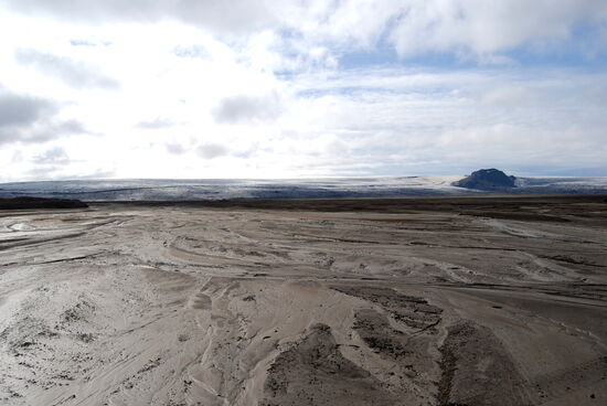 Blick über den Sander mit Flußspuren zum Mýrdalsjökull
