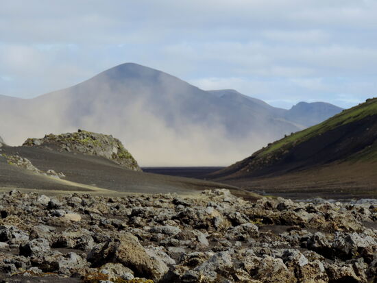 dahinter aufgewirbelter Sand