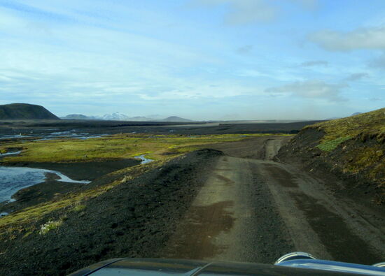 teilweise führte die Piste an den Hügeln entlang