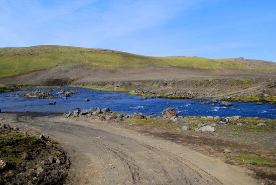 die Vadställe des Flusses, der bei uns recht friedlich war