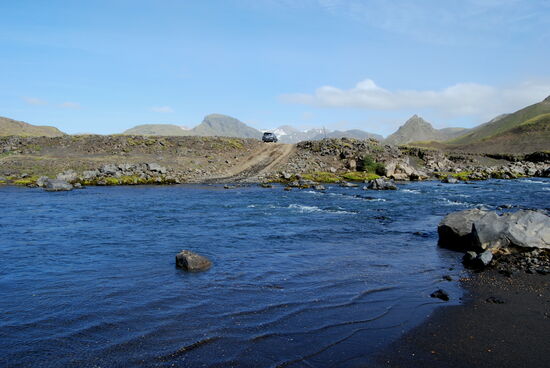 der Fluß kann auch ziemlich wild sein, wie wir im Internet auf einer Íslandseite gefunden haben: 
https://www.icelandreview.com/de/natur-und-reisen-de/tourist-aus-reissendem-fluss-gerettet/ 
An den roten Wörtern gibt es weitere Bilder und Filme.