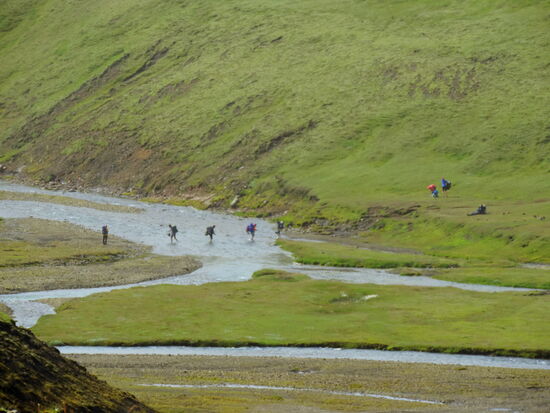 wo Wanderer den Fluß durchquerten
