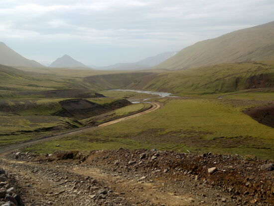 grober Weg durch das Tal