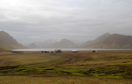 die Station Álftavatn am gleichnamigen See mit sandverschleierten Bergen