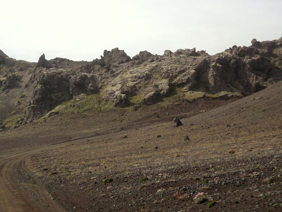 dann stieg die Piste wieder an in die Berge