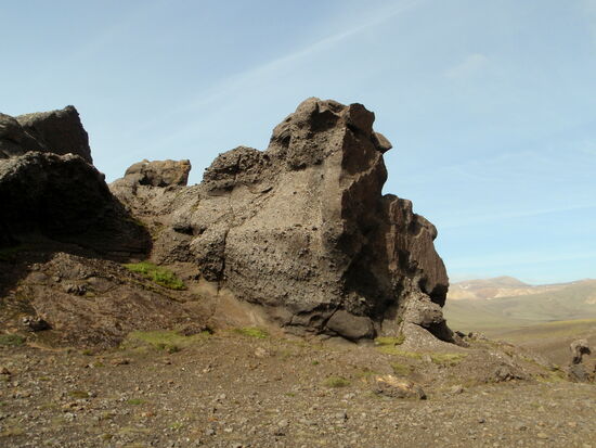 mit einigen Gesteinsformationen