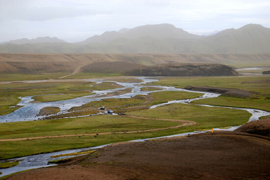 mit zwei Autos, die uns folgten