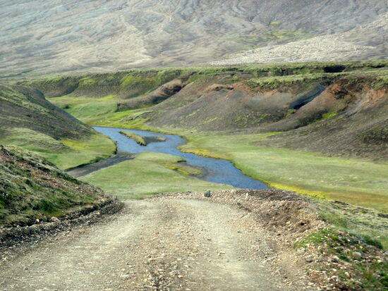 dann führte die Straße wieder zum Fluß hinunter, dem Oberlauf der Laufalækur