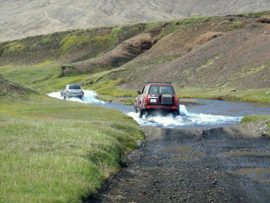 die beiden Autos hatten uns überholt und fuhren vor uns her