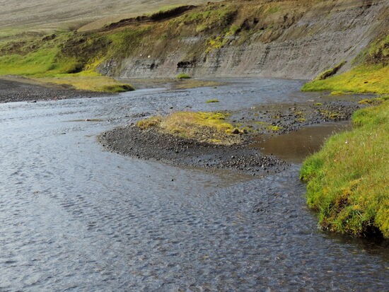 einige 100m durch den Fluß