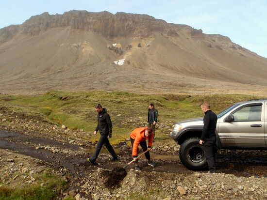 die Ísländer sorgten für Abfluß des Wassers von der Straße
