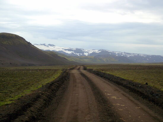 geradewegs auf das Gebirge zu
