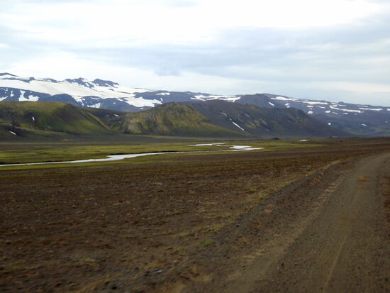 und parallel zum Fluß