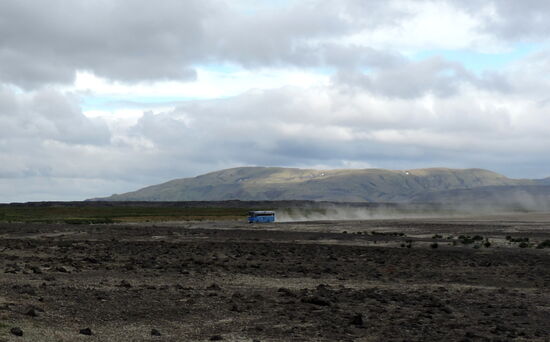 Hochlandbus auf der F 225