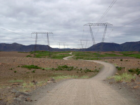 Elektroleitungen begleiteten die Piste