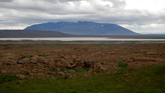 Blick über den See Sandvatn zum Bláfell