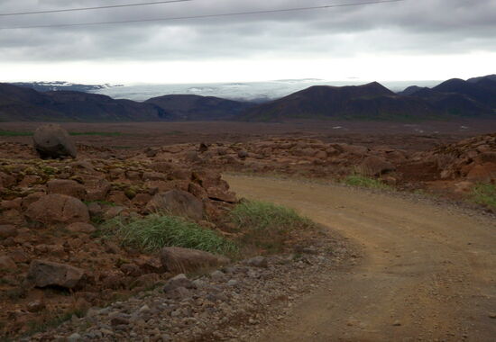 die Piste windet sich durch Lavafelder