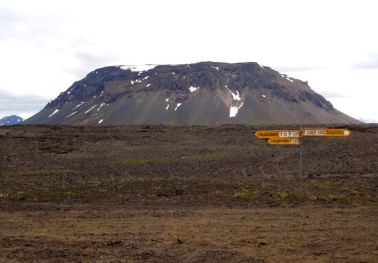 Weggabelung der F 338 - F 337 mit dem Tafelvulkan Hlöðufell