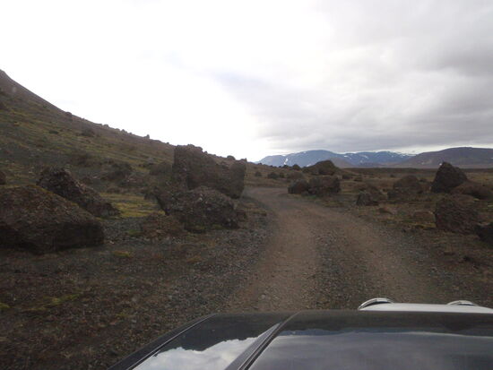 mit vielen großen Steinen