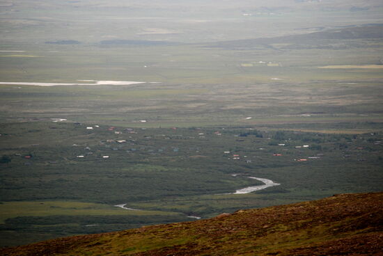 Siedlung am Fuß der Berge