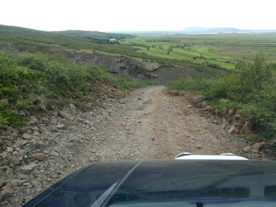 ruppige Piste steil bergab