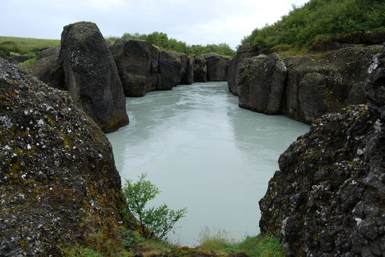 die Felsformation Brúarhlöð, durch die die Hvitá vom Gullfoss fließt