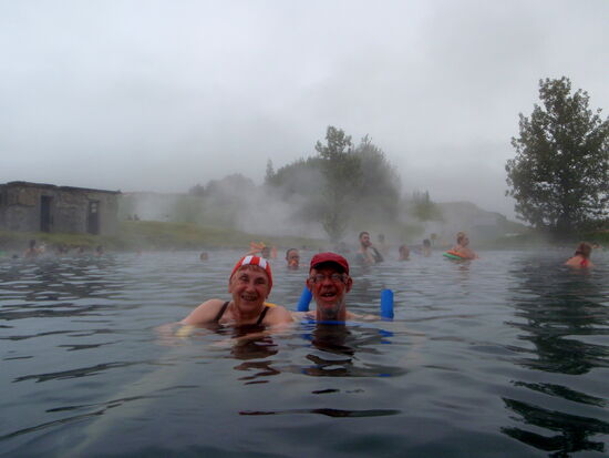 in den heißen Bädern von Ísland sollte man keine Brillen mit Kunststoffgläsern aufsetzen