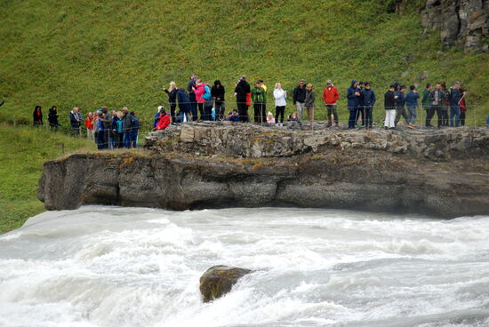 Touristen auf der Aussichtsplattform am anderen Ufer