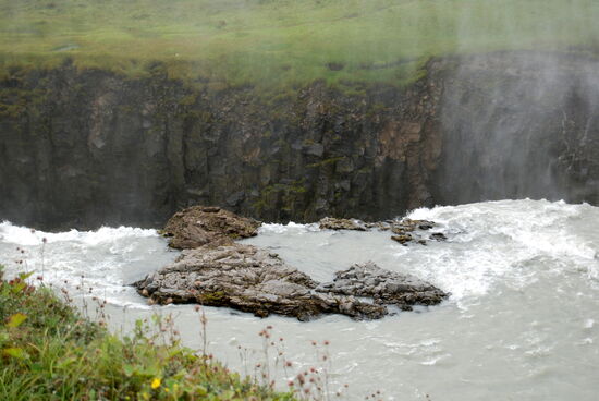 die Kante des unteren Wasserfalls