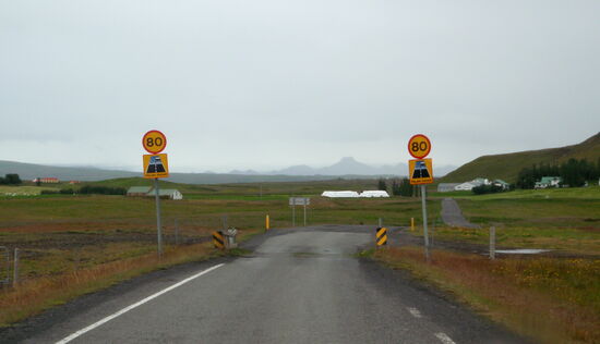 die 30 ging von Asphalt in Schotter über, angekündigt durch Warnschilder