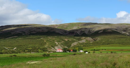 Miðdalur, am linken Berg die steile Abfahrt