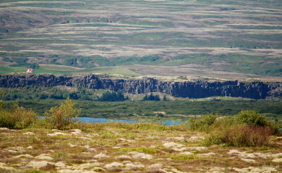 und den Lögberg in der rechten Hälfte des Bildes