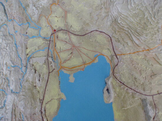 Informationstafel im Kafé: Standort der rote Punkt an der dunklen Straße oben, die bis dorthin gesperrt war, wir waren die braune Straße gefahren