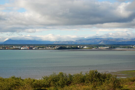 Borgarnes auf der anderen Seite des Borgarfjörður