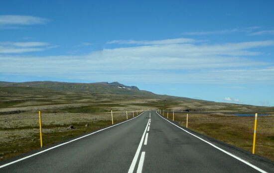 Fahrt über die Holtavörðuheiði, die großen Leitpfosten weisen auf die Schneehöhe im Winter hin