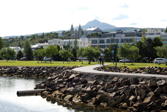 Blick auf die Stadt mit der Kirche