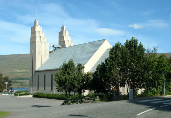wir fuhren hinter der Kirche entlang