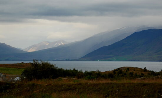 Wolken und Regen am Fjord