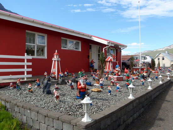 Garten mit Gartenzwergen in Eskifjörður