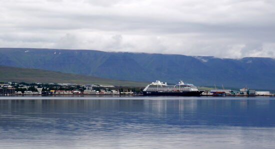 Blick von der Fjordbrücke zum Kreuzfahrtanleger