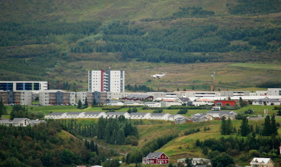 das Fluzeug in der Mitte übt Landungen
