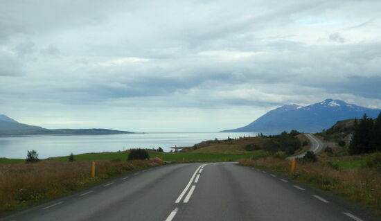 am Fjord entlang