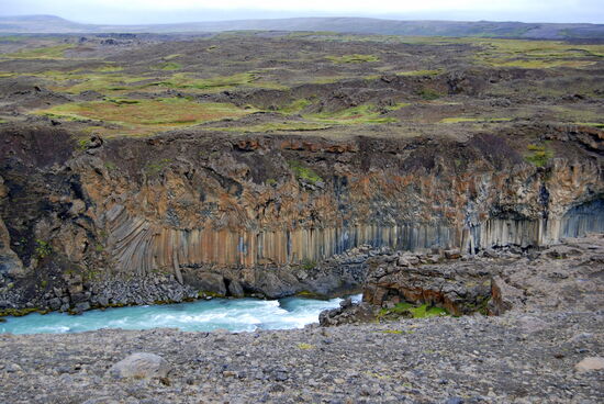 die gegenüberliegende Basaltwand