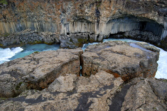 durch die Spalten der Basaltsäulen konnte man das Wasser sehen