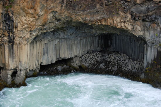 Höhle unterhalb des Wasserfalls