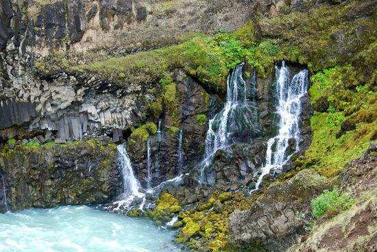 kleine Wasserfälle am Rand des Beckens