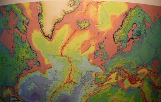 Ausstellung in der Information: Ísland liegt auf dem mittelatlantischen Rücken